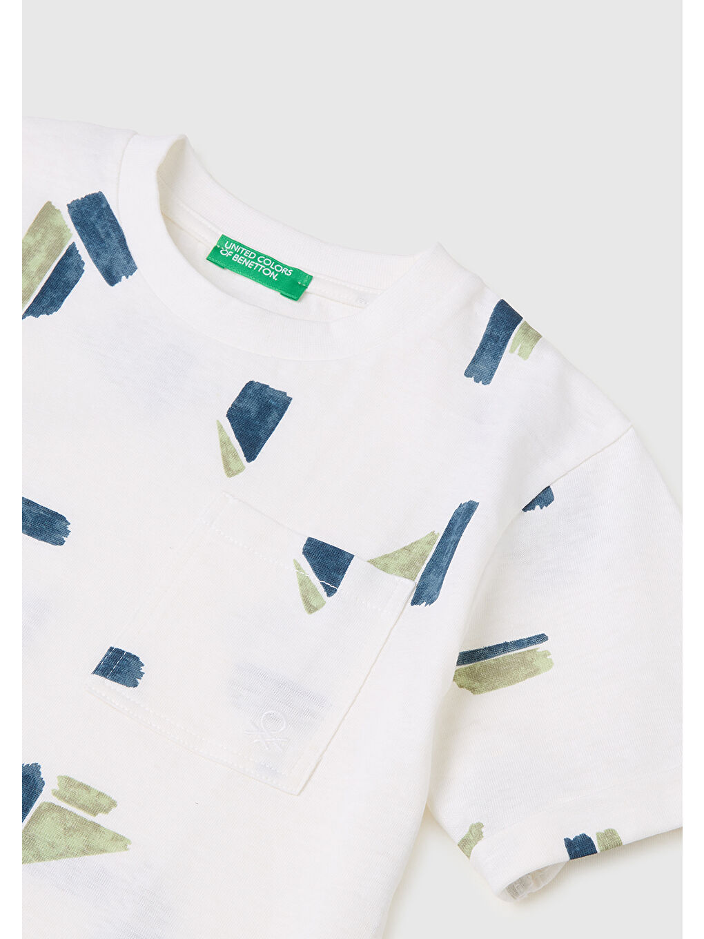 Erkek Çocuk Beyaz Logo İşlemeli Düğmeli Cep Detaylı Tamamı Desenli T-Shirt-2