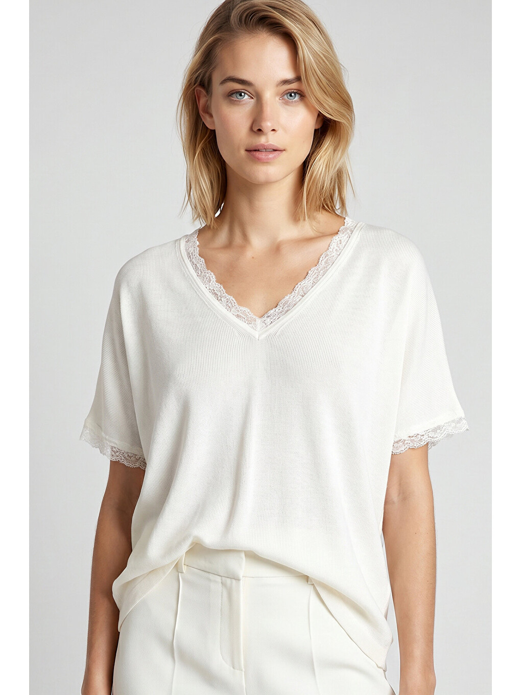 Beyaz Dantelli Oversize Mevsimlik Triko Bluz KEMİK LYY0145