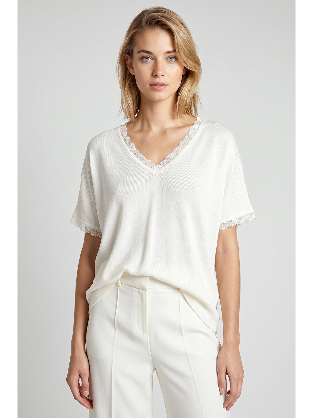 Beyaz Dantelli Oversize Mevsimlik Triko Bluz KEMİK LYY0145-1