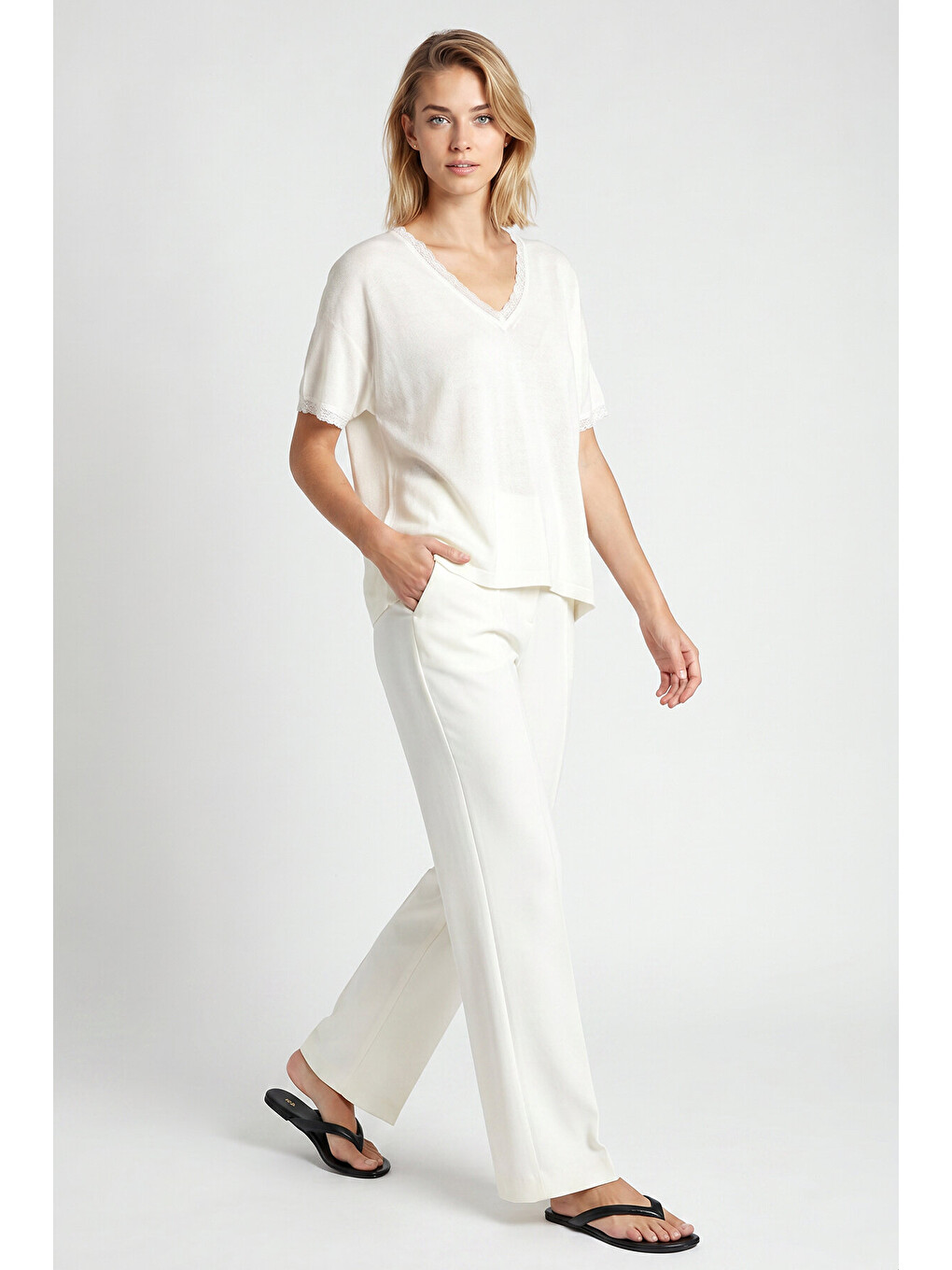 Beyaz Dantelli Oversize Mevsimlik Triko Bluz KEMİK LYY0145-3