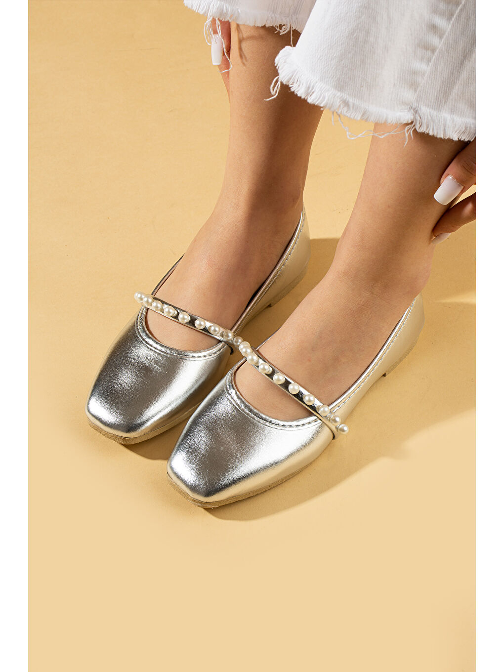 Gri Küt Burun İnci Detaylı Tek Bant Hafif Rahat Kalıp Kadın Babet 81-119-25