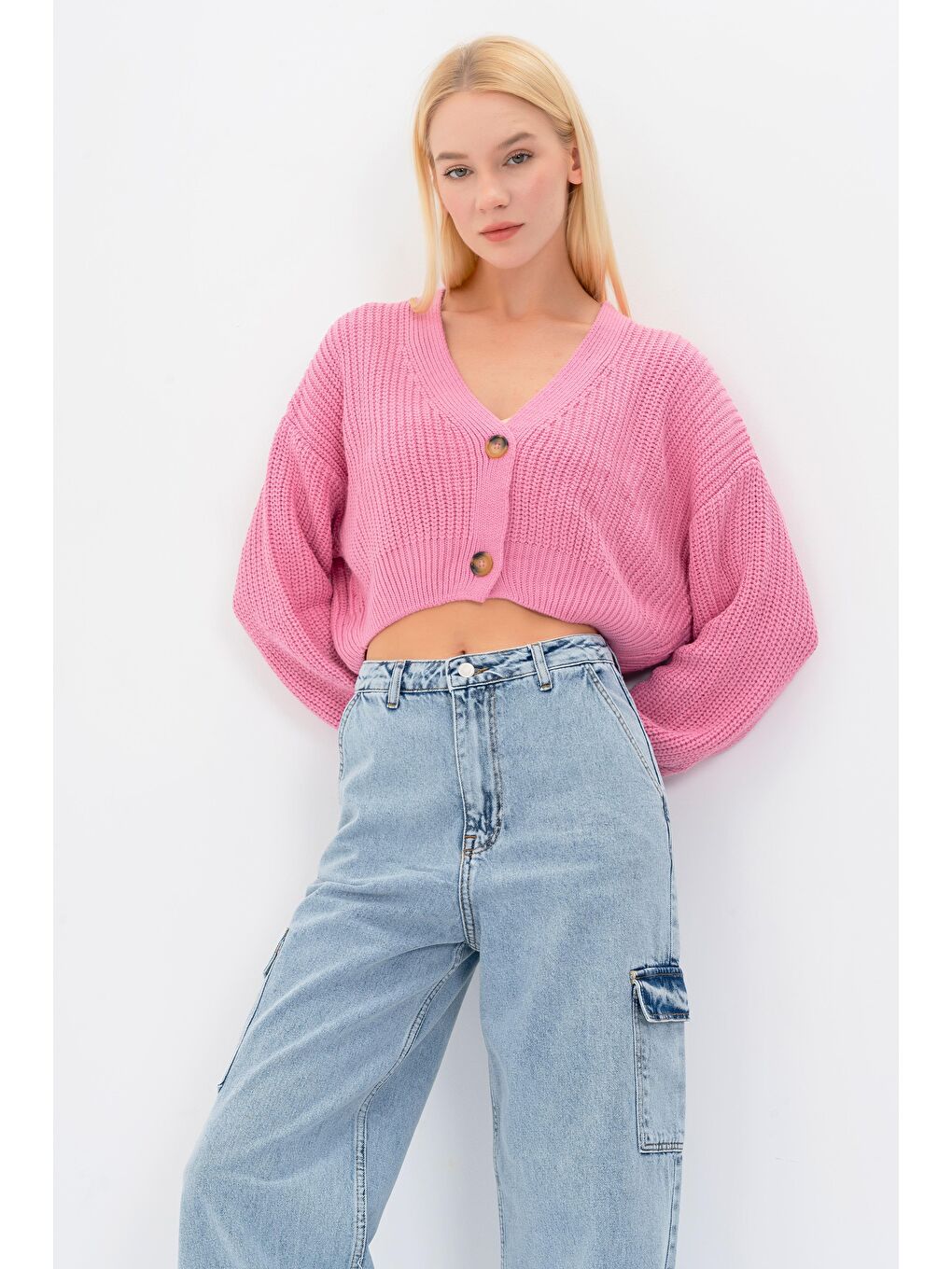 it's basic Pembe Kadın Pembe Renk Kalın Örgülü İki Düğmeli Crop Triko Hırka - 1