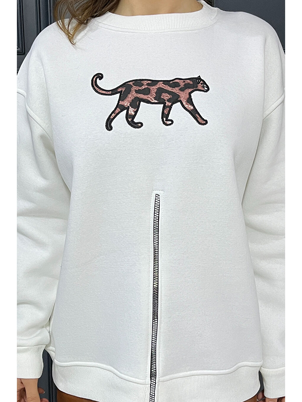Beyaz Fermuar Detaylı Aplikeli Kadın Sweatshirt-2
