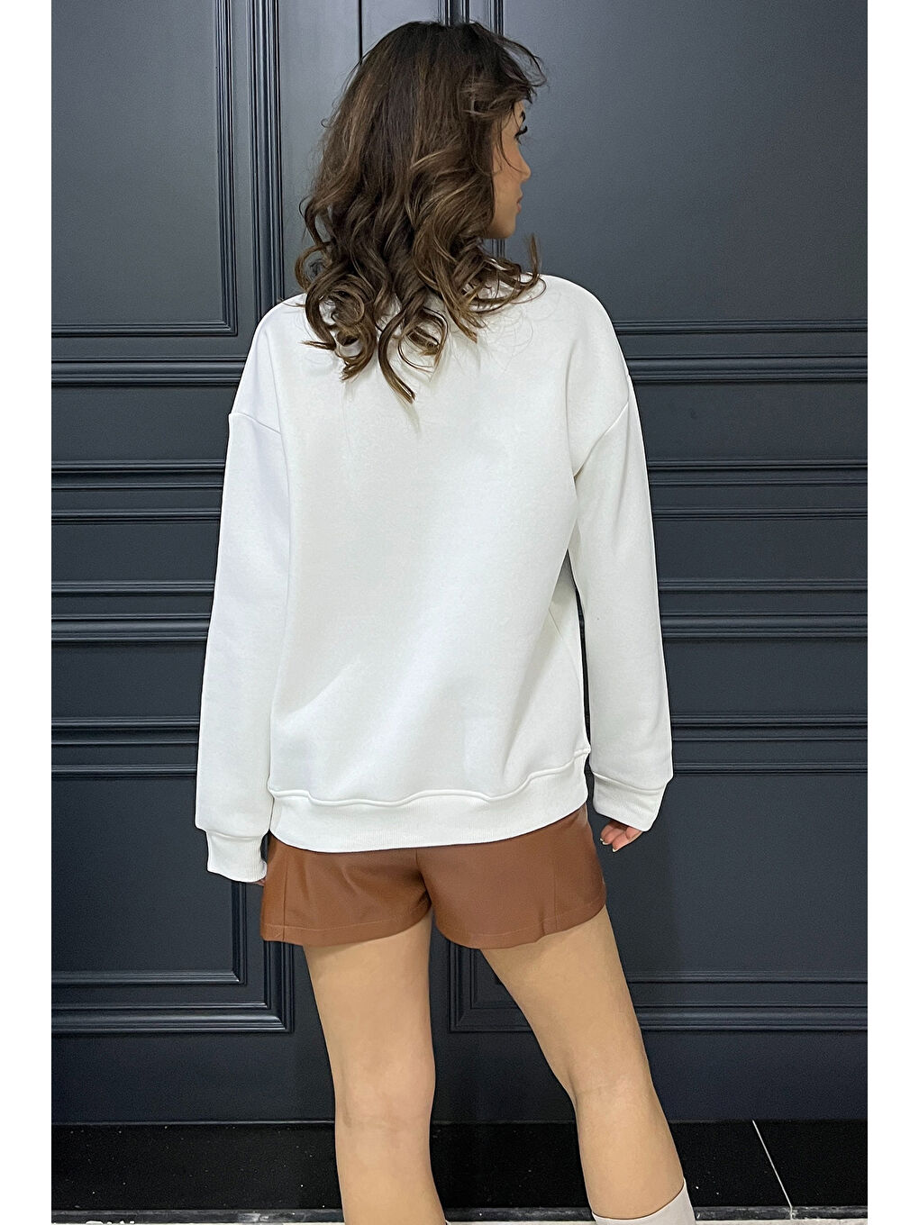 Beyaz Fermuar Detaylı Aplikeli Kadın Sweatshirt-3