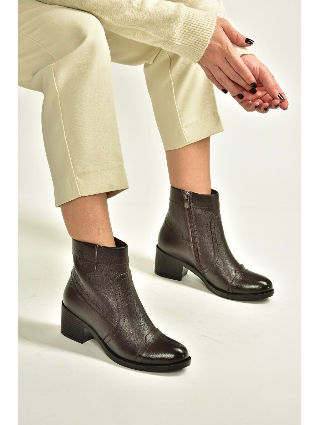 Kahverengi Kadın Bot V555567203-1