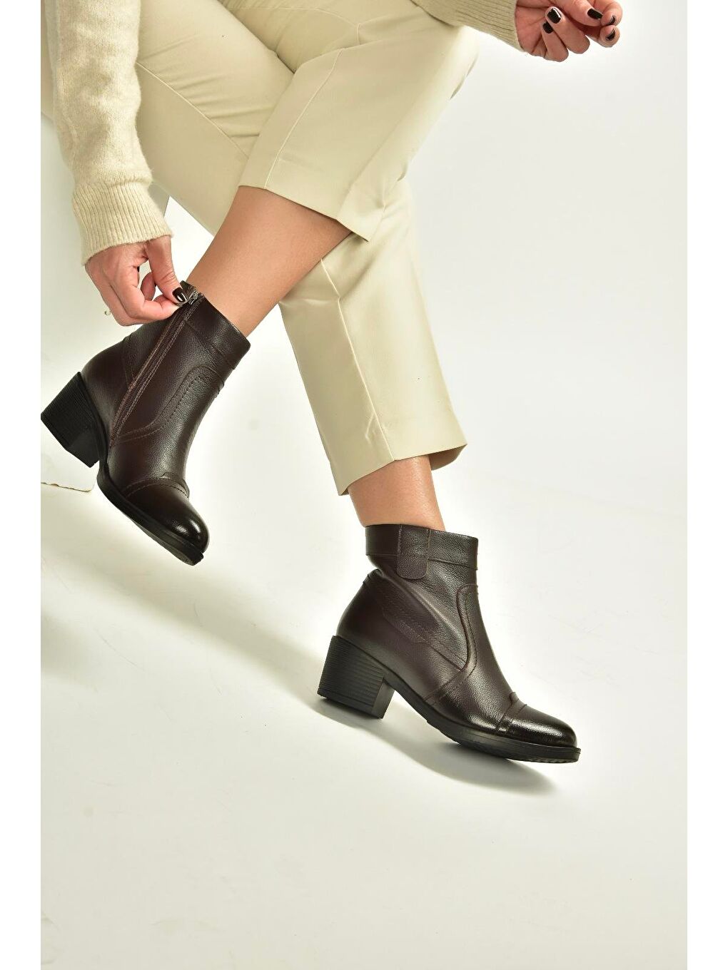 Kahverengi Kadın Bot V555567203-2