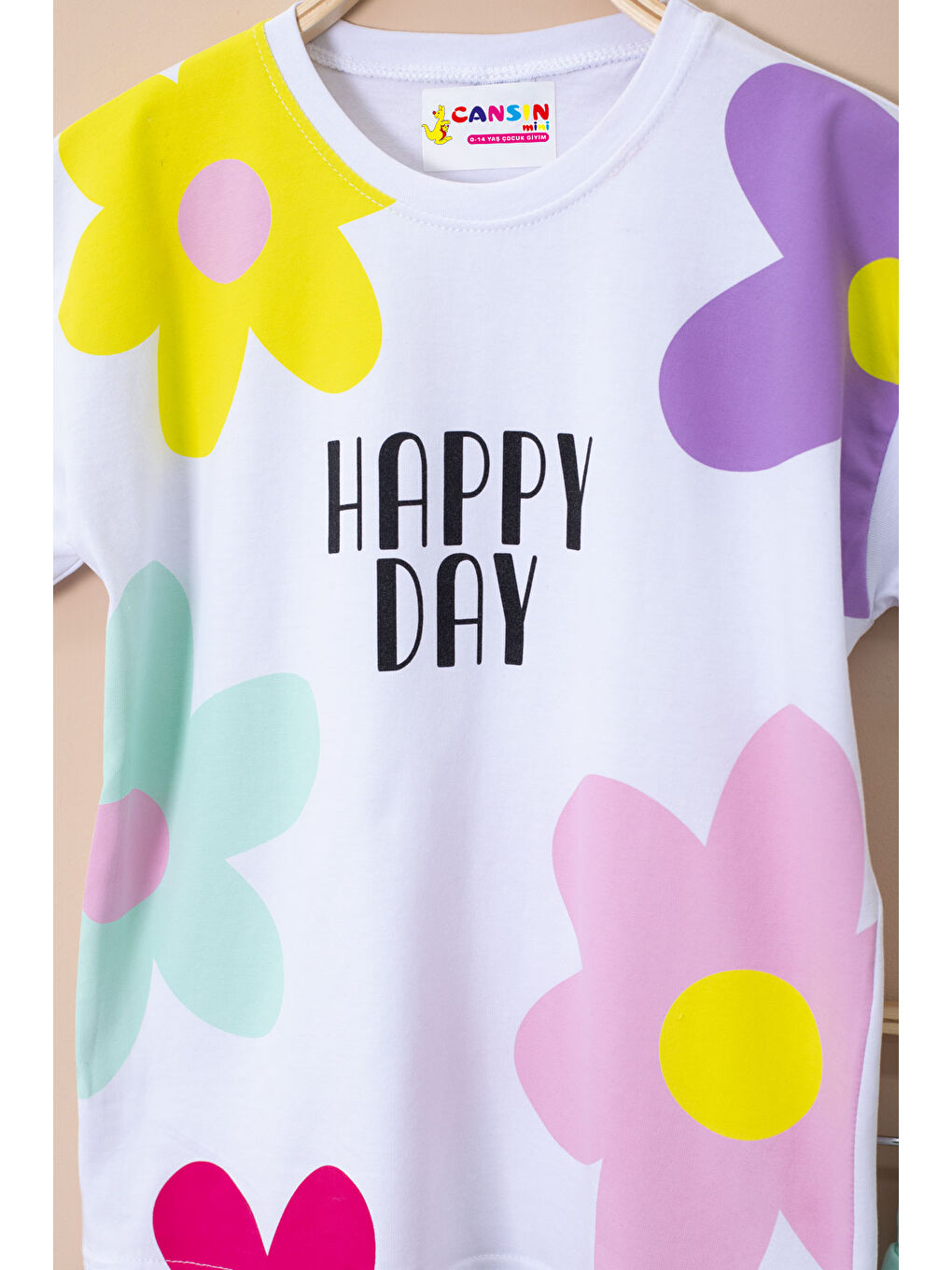 Pembe Renkli Çiçek Baskılı Tİşörtlü ve Şortlu Kız Çocuk 2li Takım 21064-1