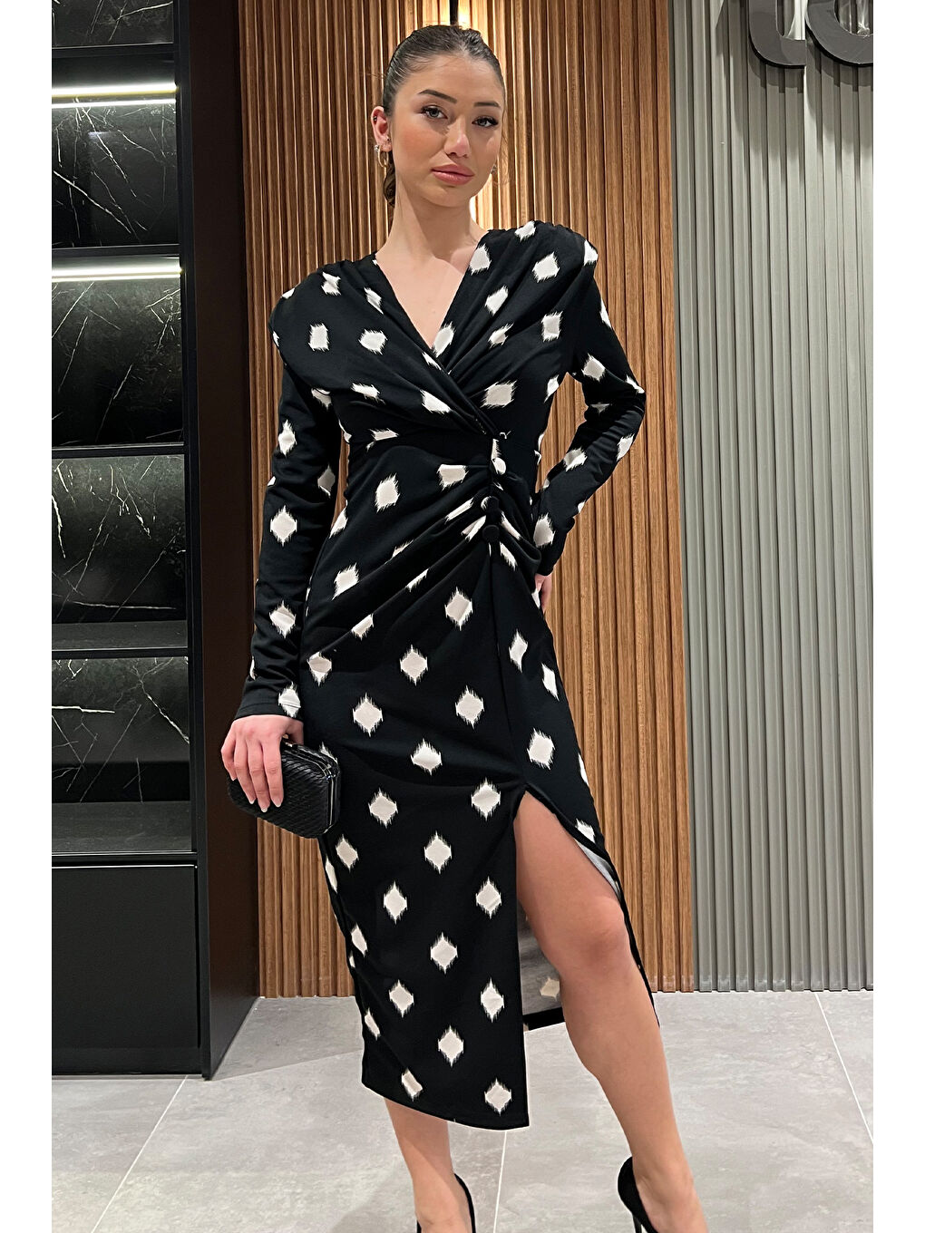 Siyah Kadın Kruvaze Yaka Bel Büzgülü Düğme Detaylı Yırtmaçlı Desenli Elbise-1