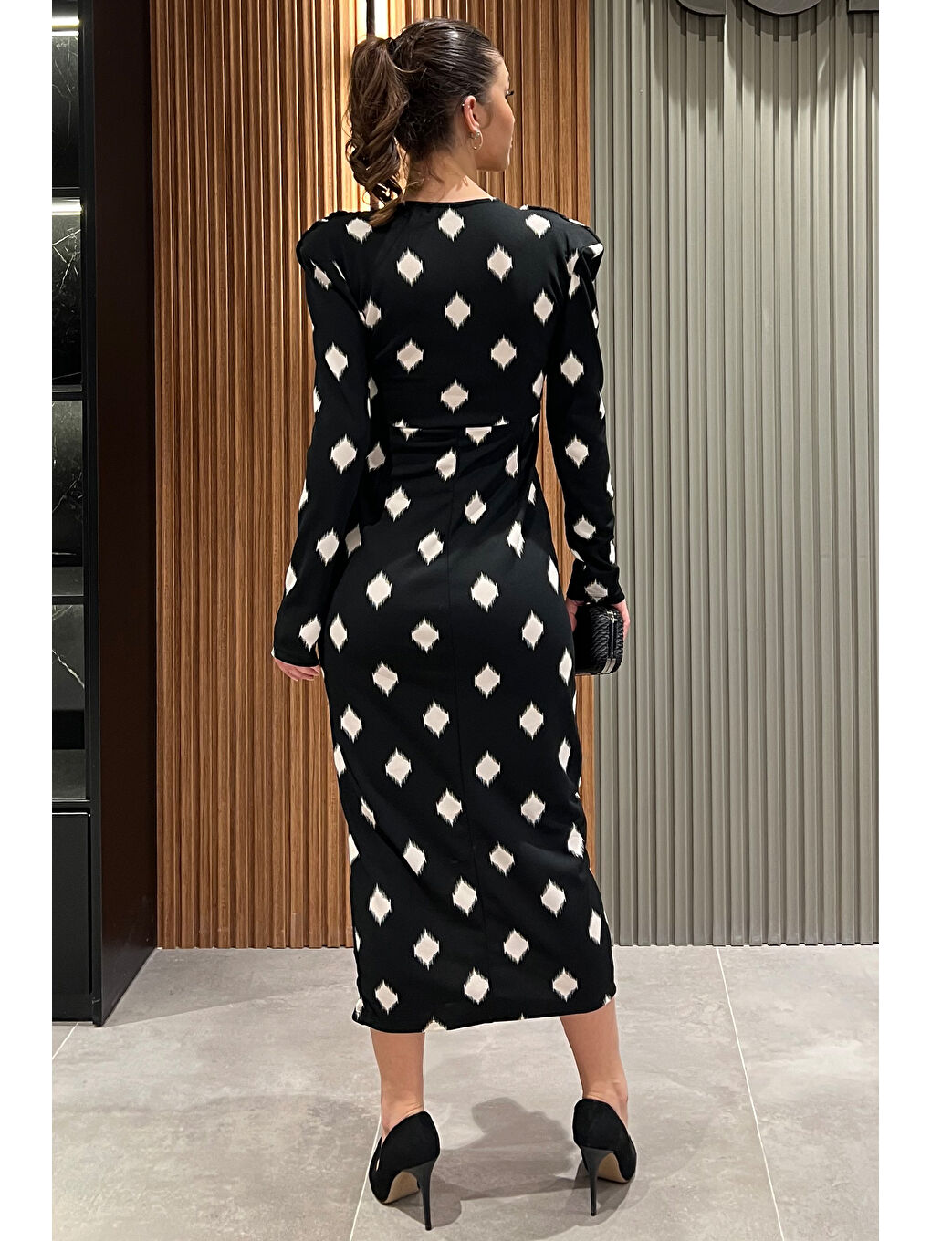 Siyah Kadın Kruvaze Yaka Bel Büzgülü Düğme Detaylı Yırtmaçlı Desenli Elbise-2