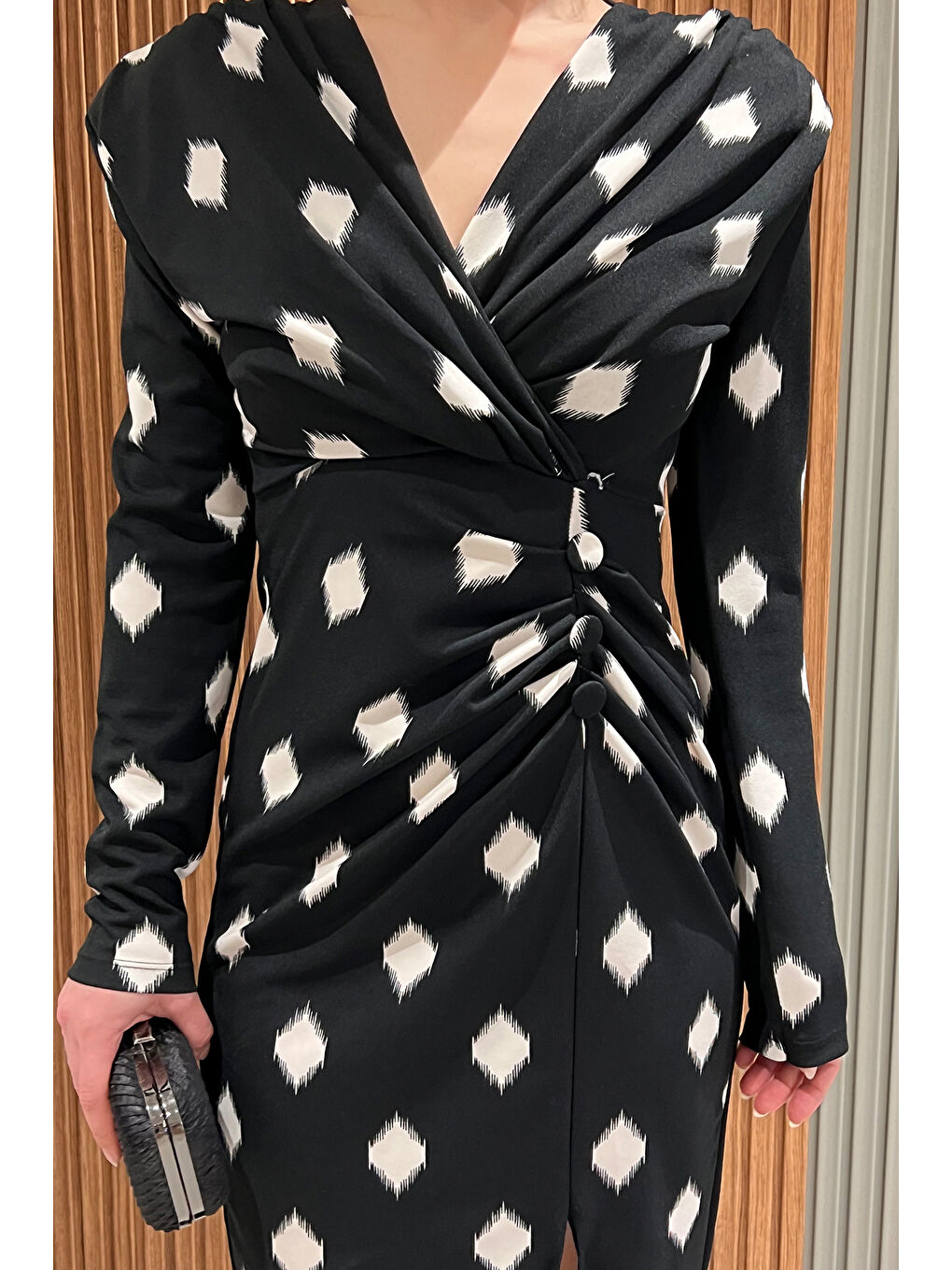 Siyah Kadın Kruvaze Yaka Bel Büzgülü Düğme Detaylı Yırtmaçlı Desenli Elbise-3