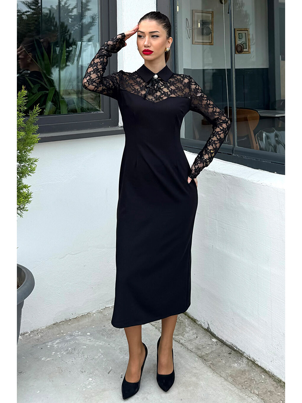 Siyah Kadın Güpür Detaylı Yaka Aksesuarlı Yırtmaçlı Elbise