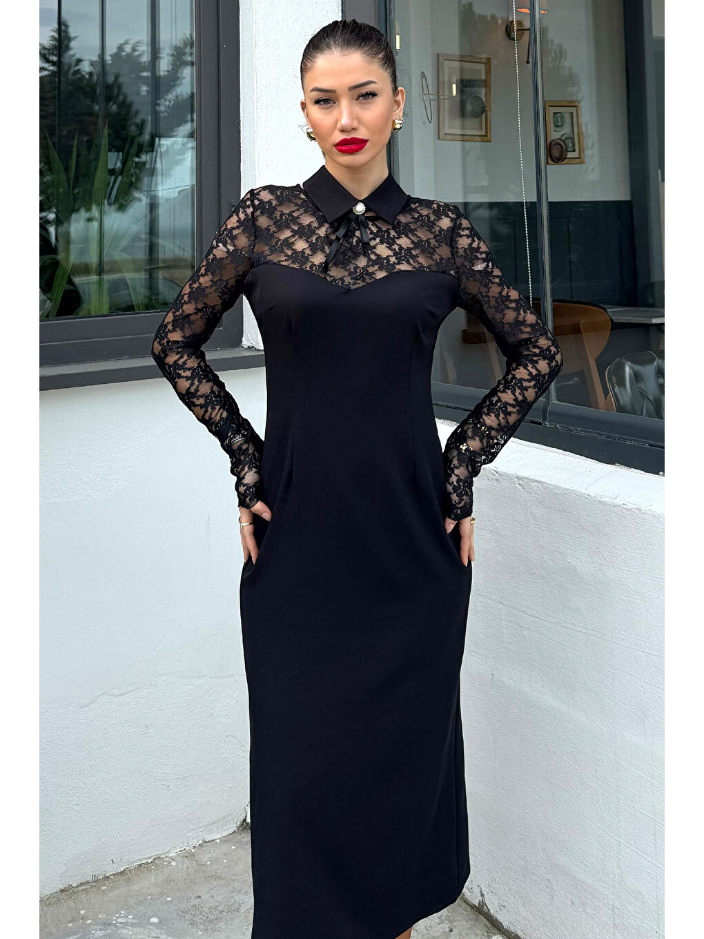 Siyah Kadın Güpür Detaylı Yaka Aksesuarlı Yırtmaçlı Elbise-1