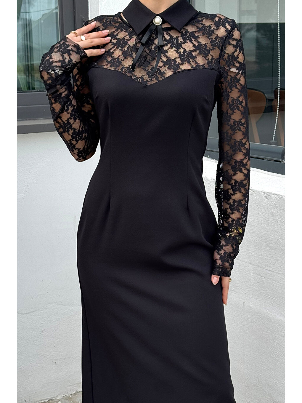 Siyah Kadın Güpür Detaylı Yaka Aksesuarlı Yırtmaçlı Elbise-2