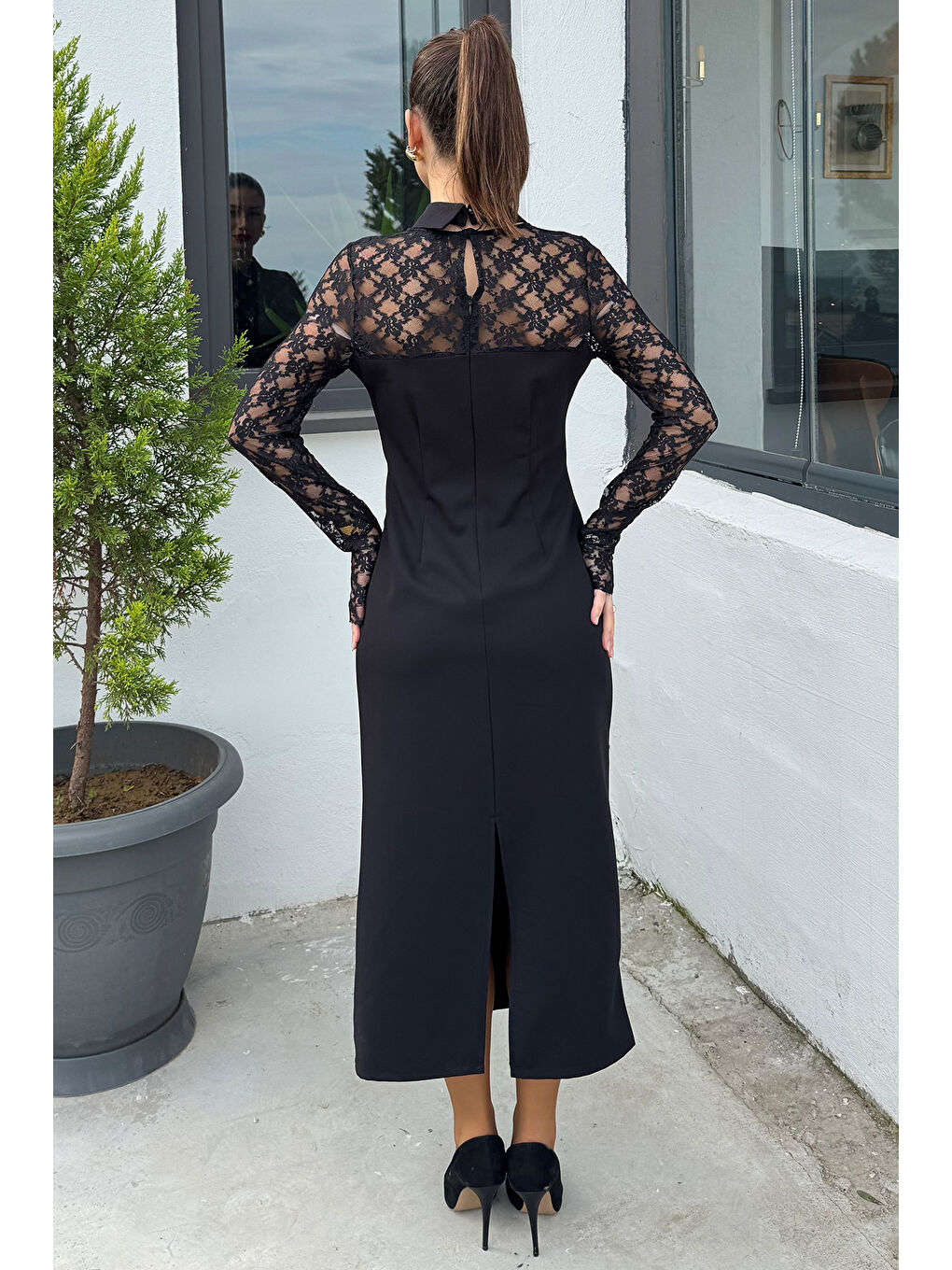 Siyah Kadın Güpür Detaylı Yaka Aksesuarlı Yırtmaçlı Elbise-3