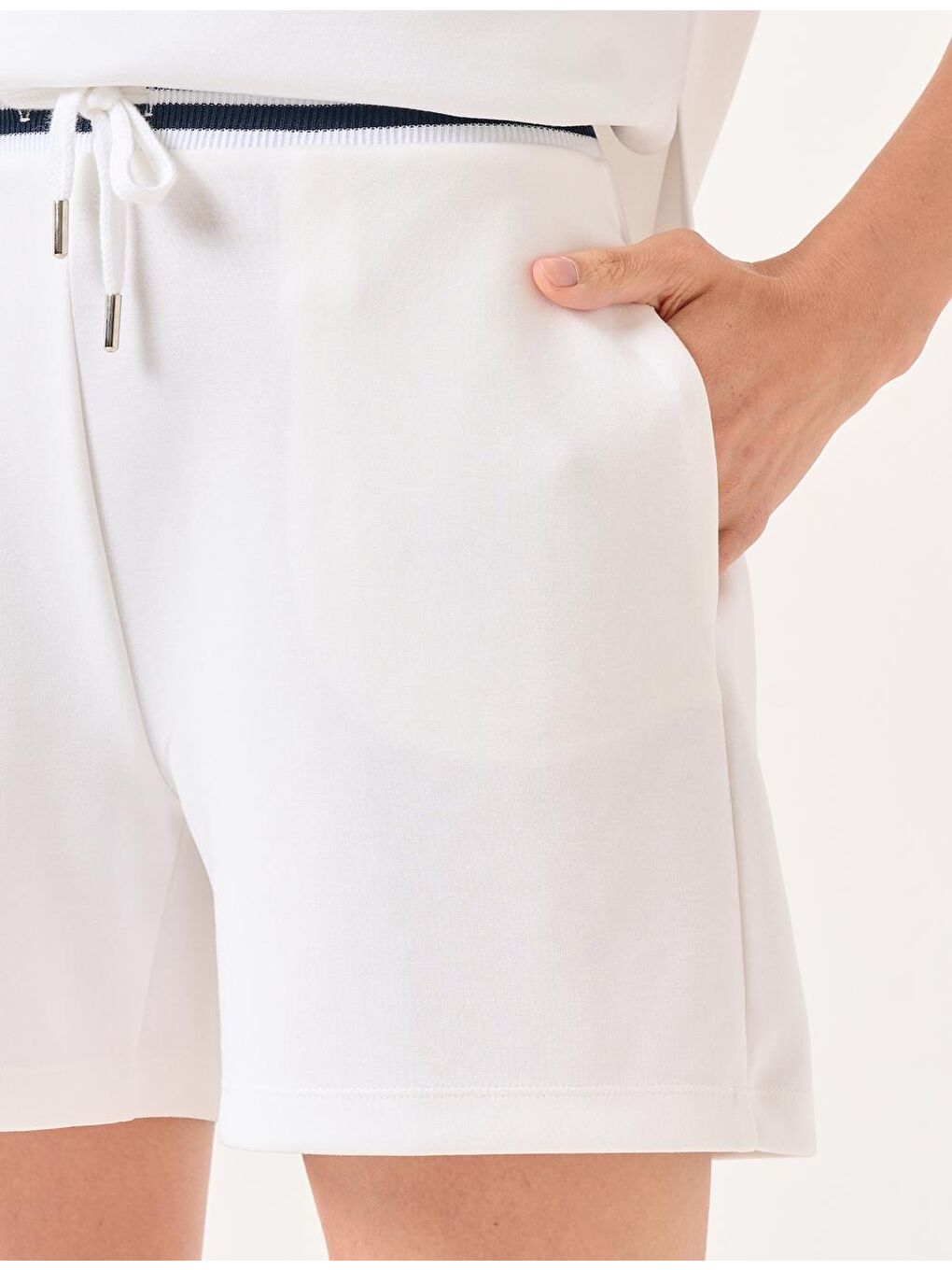 Beyaz Belden Bağlamalı Yüksek Bel Şort-1