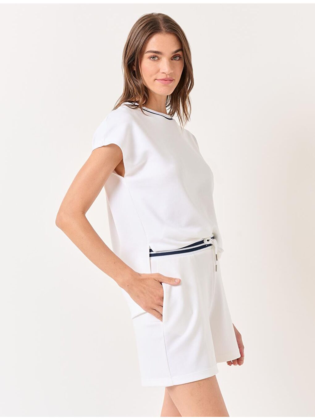 Beyaz Belden Bağlamalı Yüksek Bel Şort-2