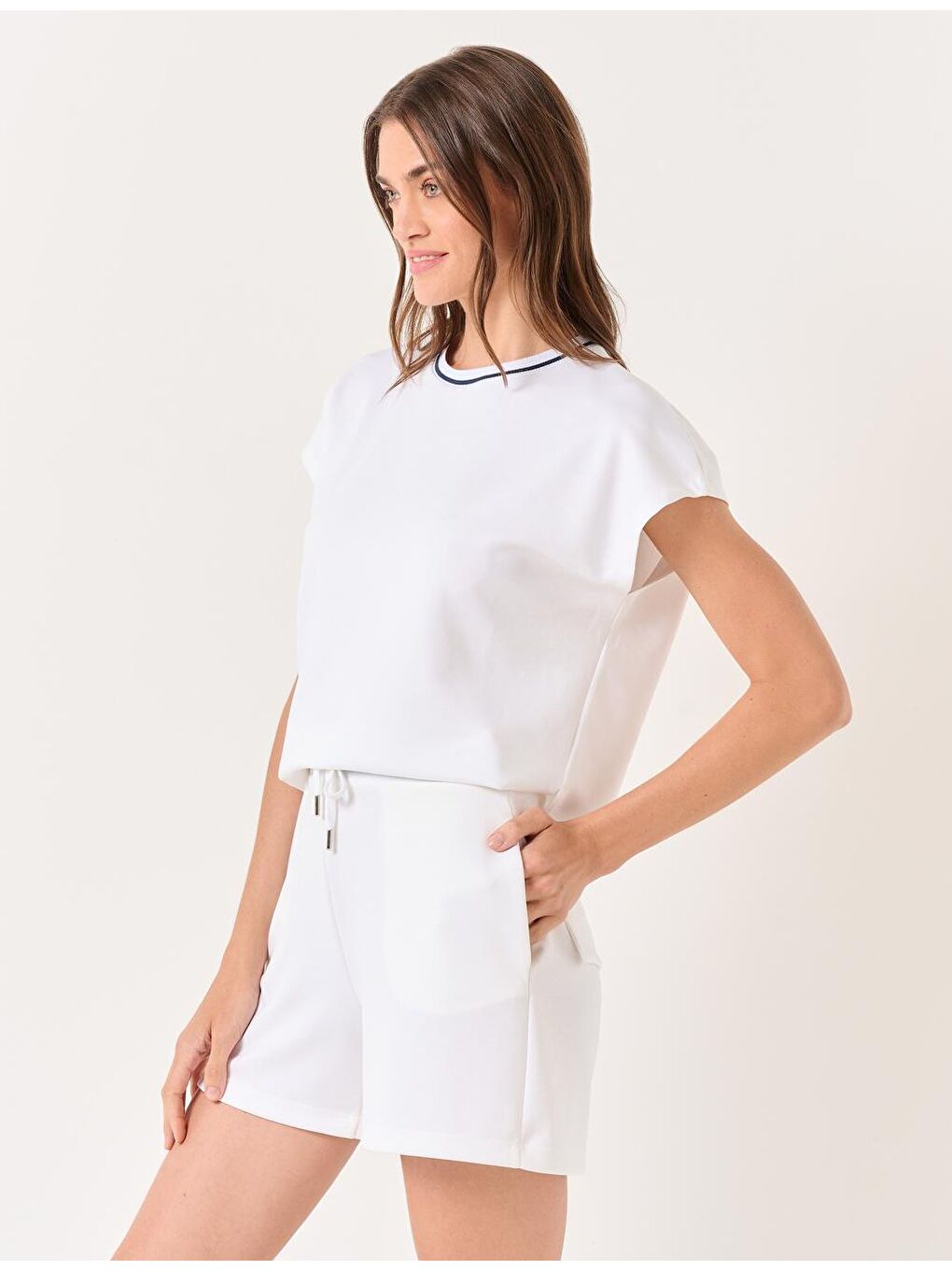 Beyaz Belden Bağlamalı Yüksek Bel Şort-3