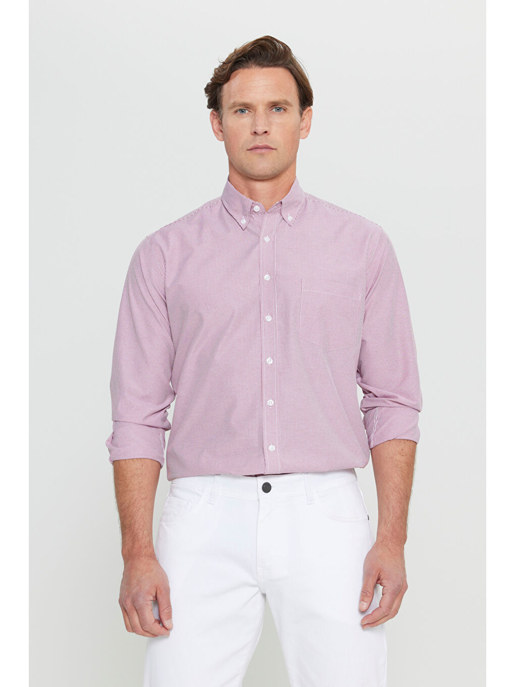 Erkek Beyaz-Bordo Pamuklu Regular Fit Normal Kesim Düğmeli Yaka Cepli Çizgili Gömlek