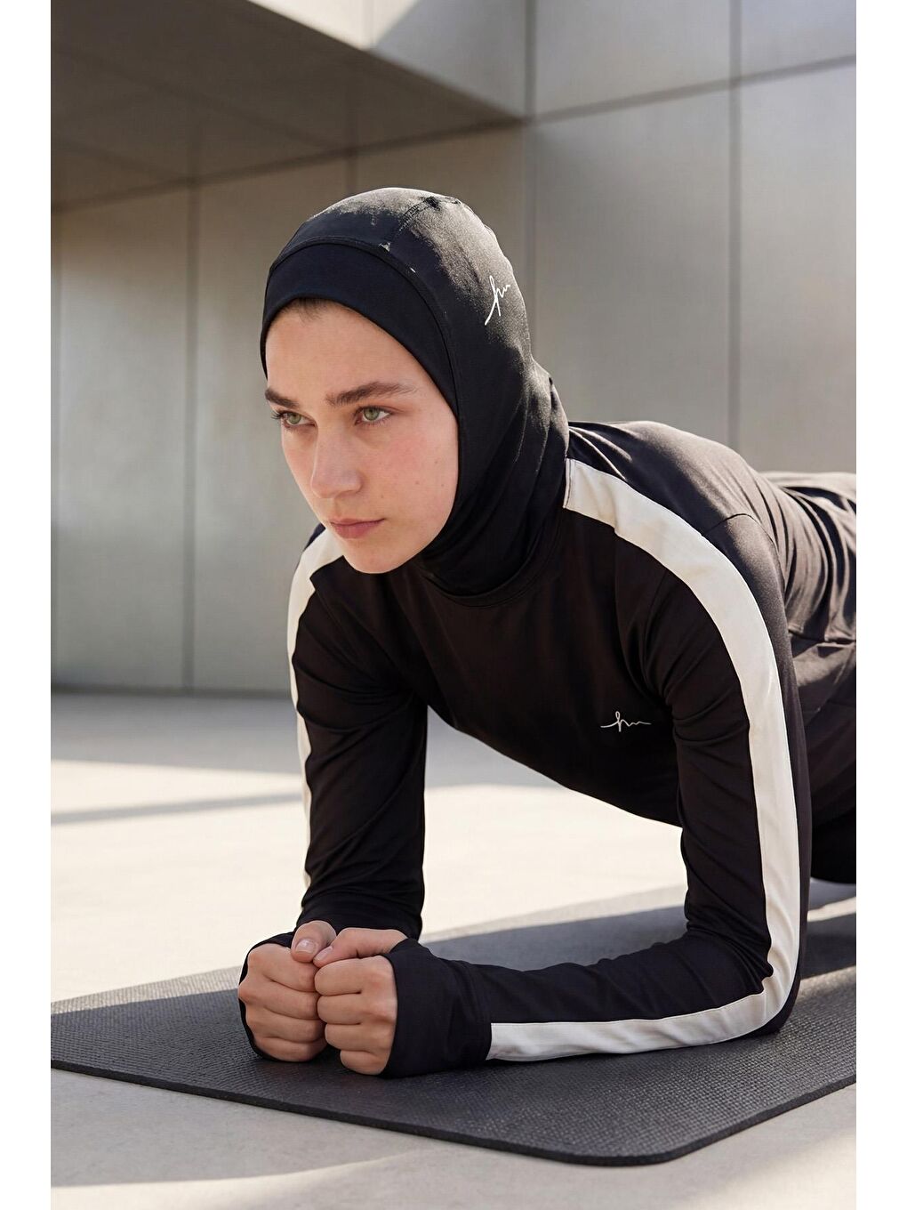 Active H-Per Fit Bisiklet Yaka Kolları Şerit Detaylı Siyah Tesettür Antrenman Üstü Act-35-1