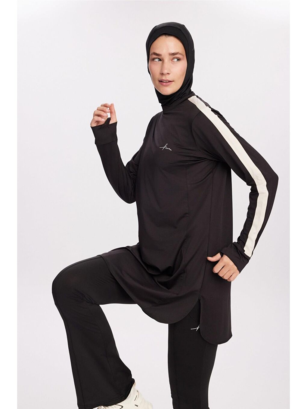 Active H-Per Fit Bisiklet Yaka Kolları Şerit Detaylı Siyah Tesettür Antrenman Üstü Act-35-4