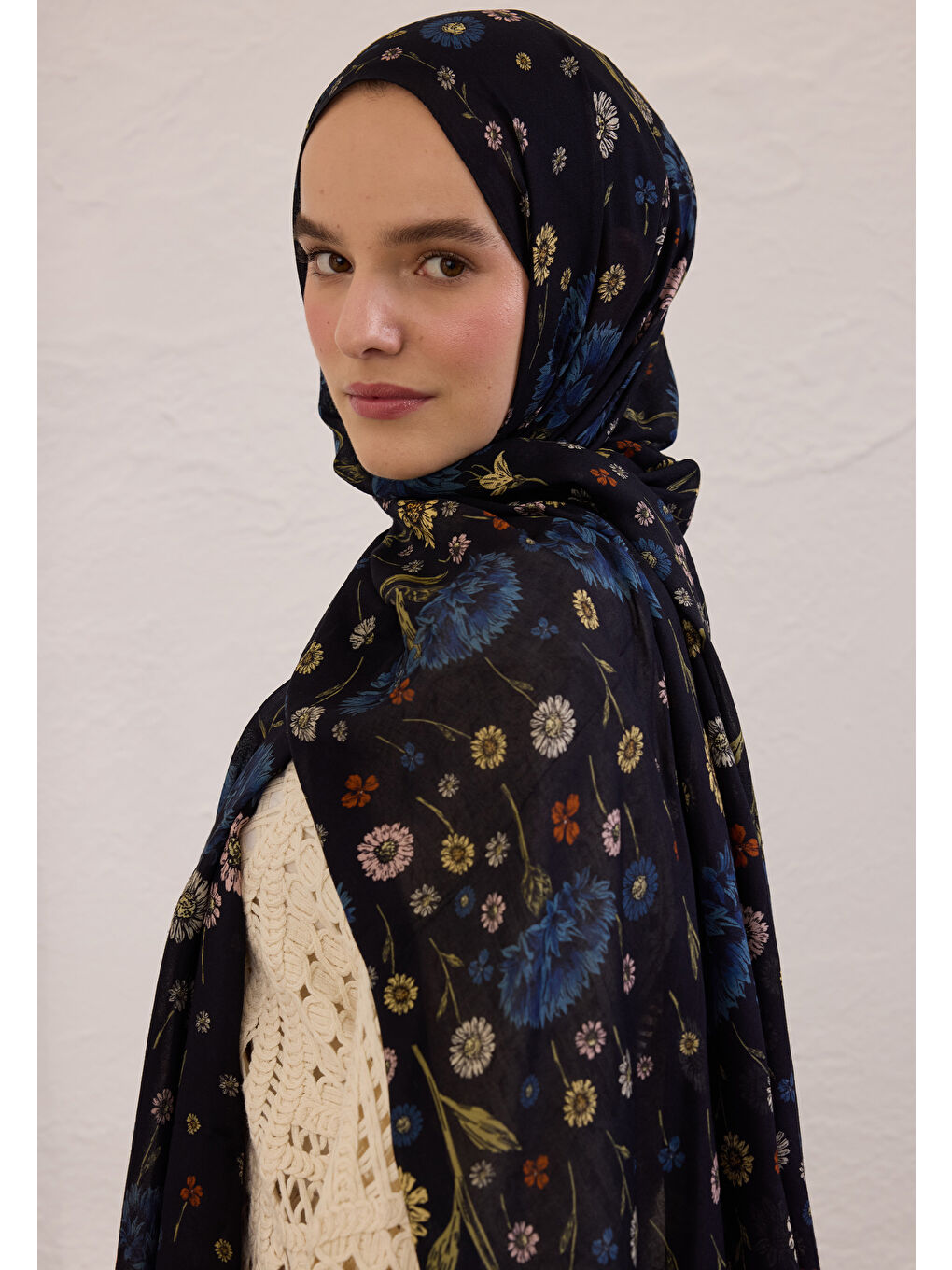 Bloomıng Dahlıa Desen Rami Şal Siyah-2