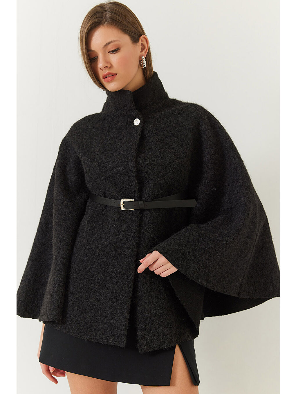 Siyah Kadın Dik Yaka Düğmeli Kemer Detaylı Kaşe Pelerin Ceket