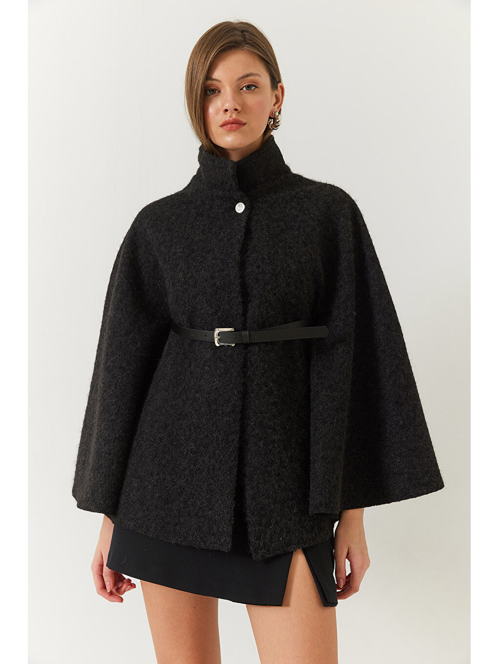 Siyah Kadın Dik Yaka Düğmeli Kemer Detaylı Kaşe Pelerin Ceket-1