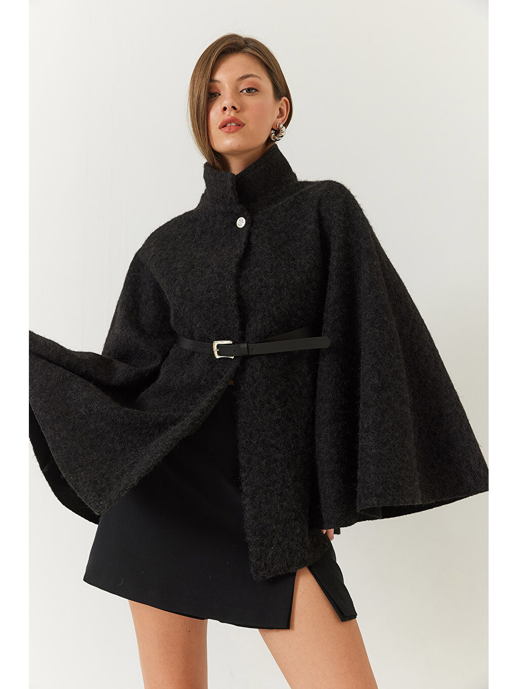 Siyah Kadın Dik Yaka Düğmeli Kemer Detaylı Kaşe Pelerin Ceket-2