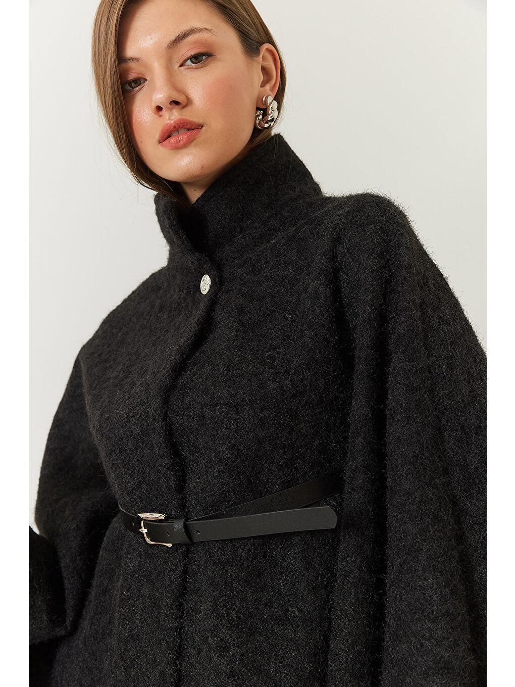 Siyah Kadın Dik Yaka Düğmeli Kemer Detaylı Kaşe Pelerin Ceket-3