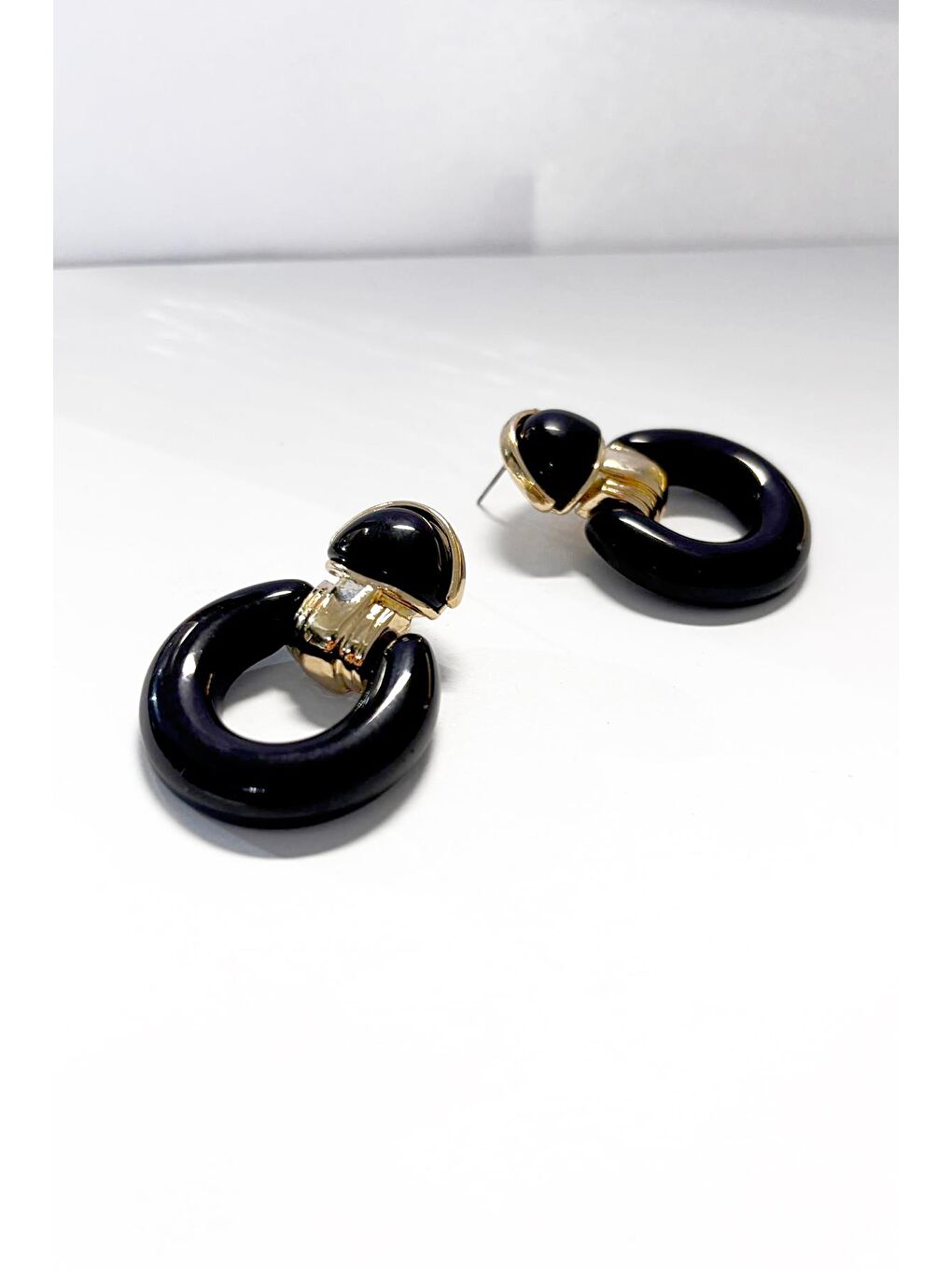 Siyah Gold Detaylı Akrilik Yuvarlak Vintage Küpe-1