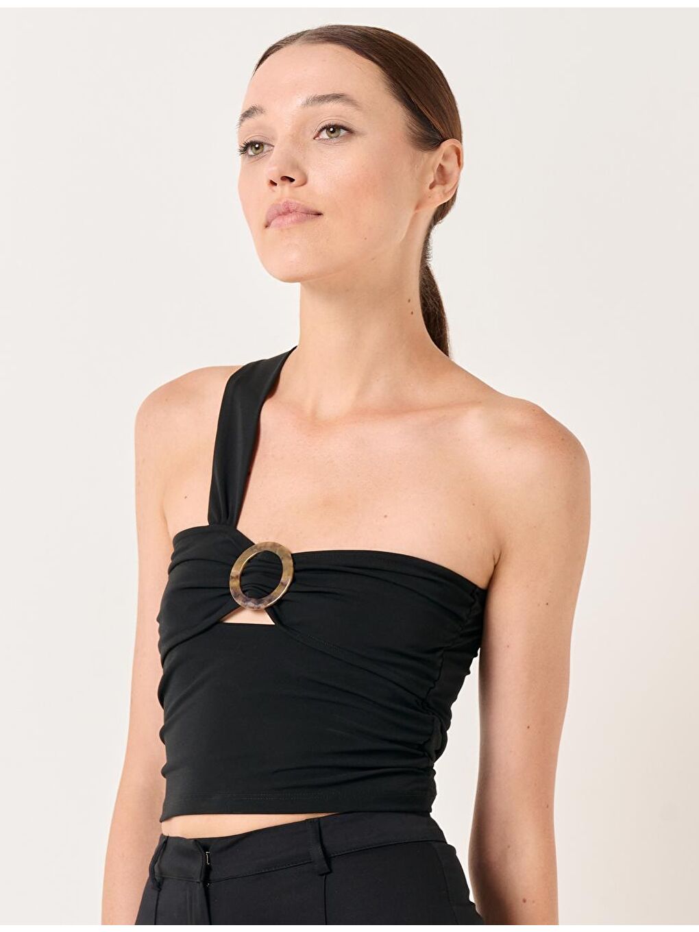 Siyah Tek Omuz Açık Yaka Bluz-3