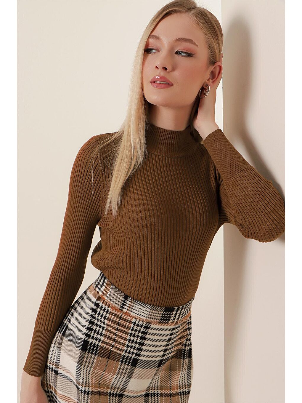 Kahverengi Yarım Balıkçı Yaka Fitilli Basic Body Triko Kazak-3