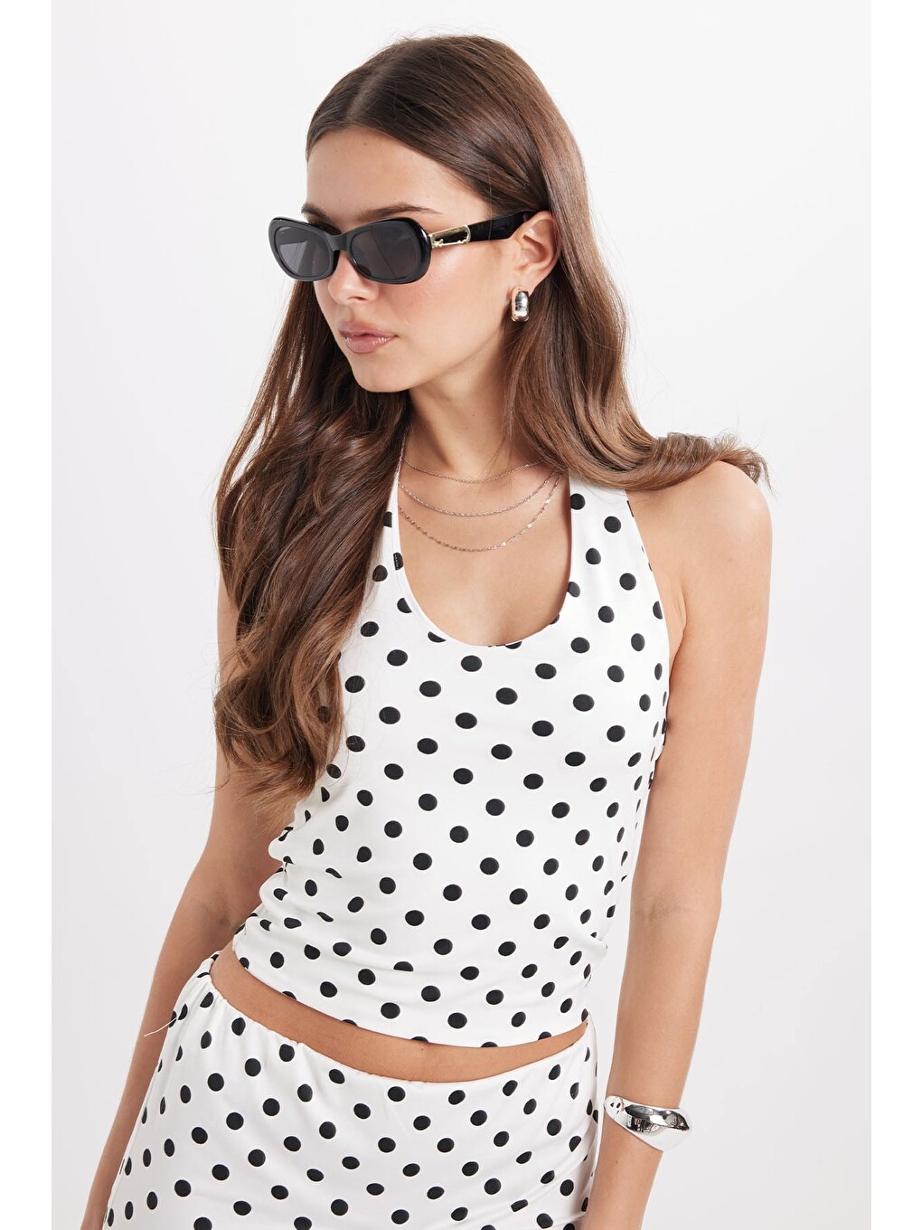 Kadın Standart Fit Normal Kesim Halter Yaka Kolsuz Puantiyeli Beyaz Bluz-3