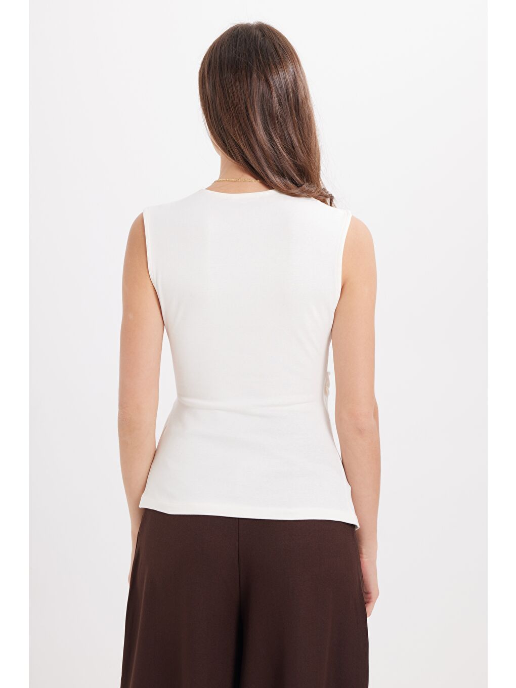 Kadın Slim Fit Dar Kesim Pamuklu Sıfır Kol Kruvaze Yaka Büzgülü Ekru Bluz-5
