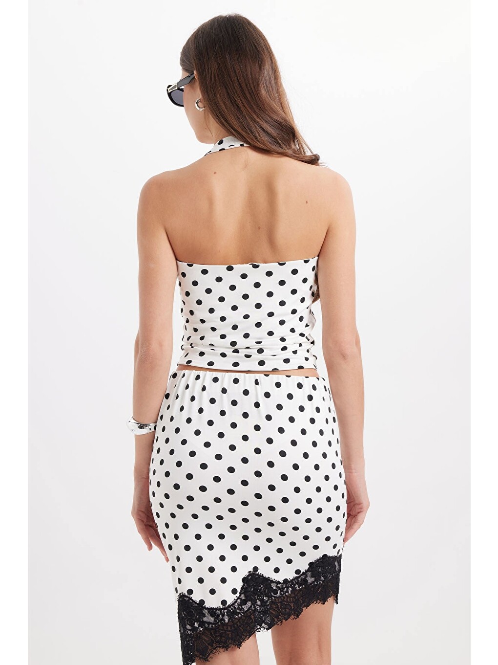 Kadın Standart Fit Normal Kesim Halter Yaka Kolsuz Puantiyeli Beyaz Bluz-6