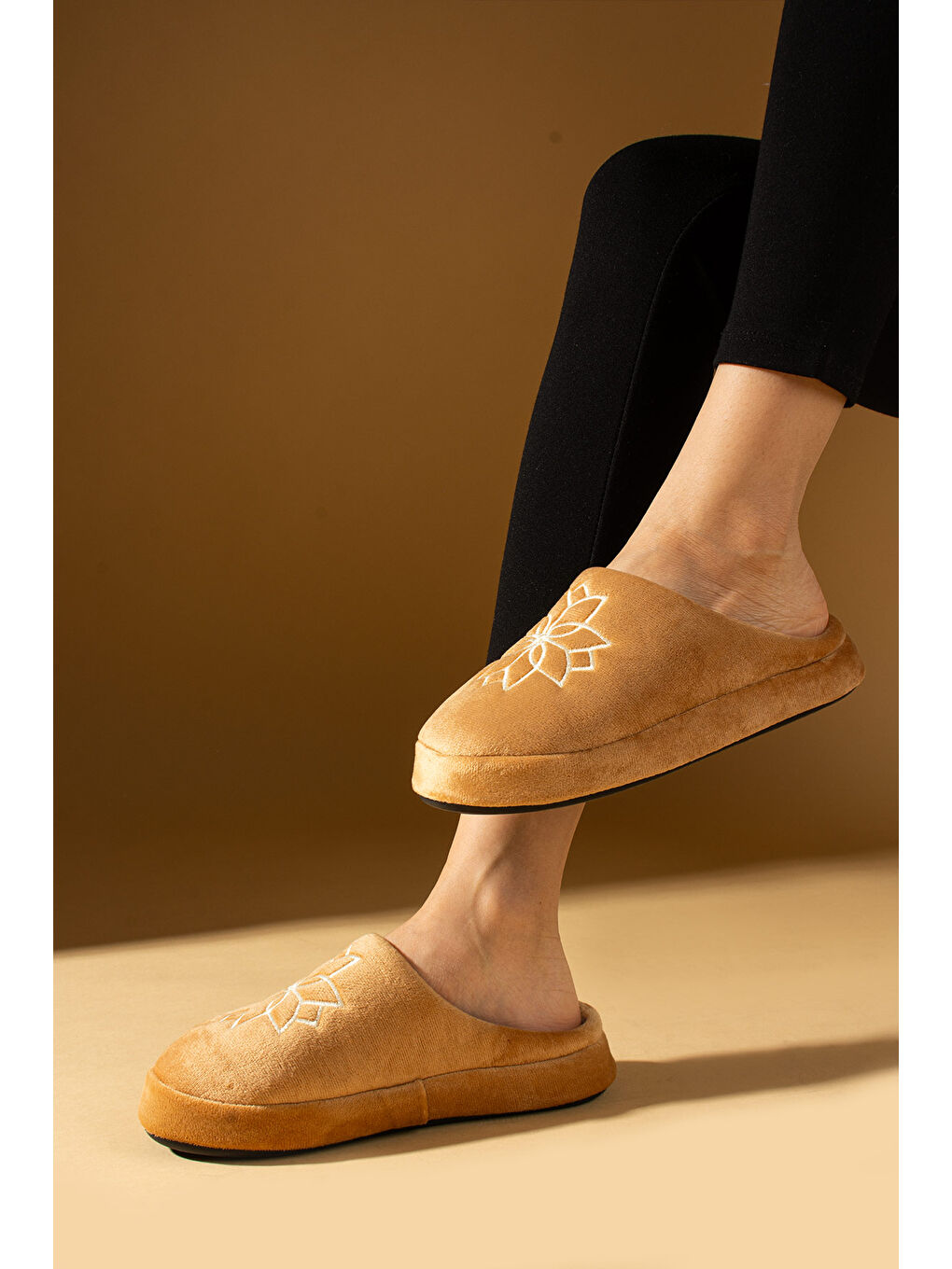 Kahverengi Çiçek Nakışlı Kadife Görünümlü Polar Önü Kapalı Kadın Ev Terliği CK-330-24-1