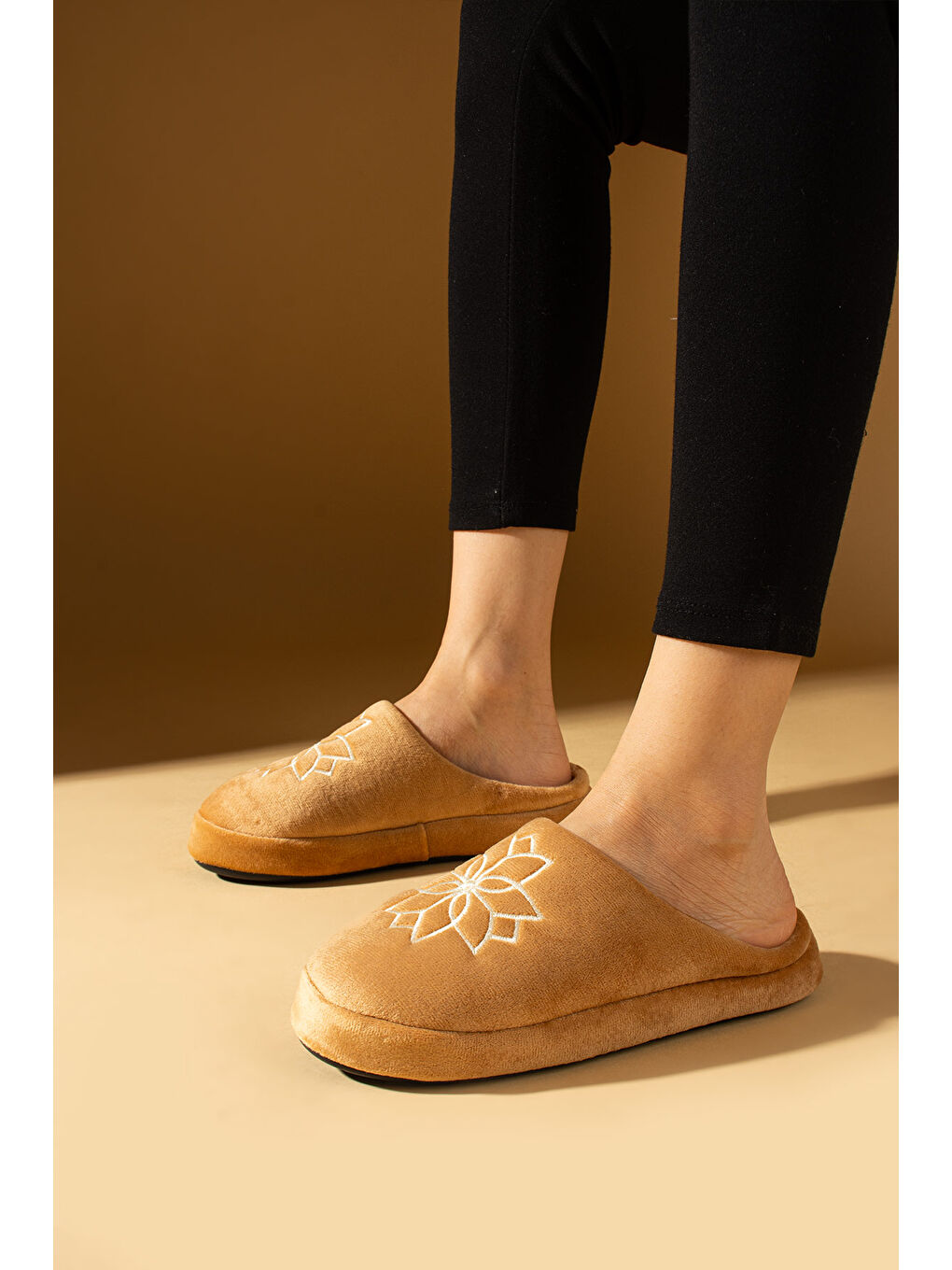 Kahverengi Çiçek Nakışlı Kadife Görünümlü Polar Önü Kapalı Kadın Ev Terliği CK-330-24-2