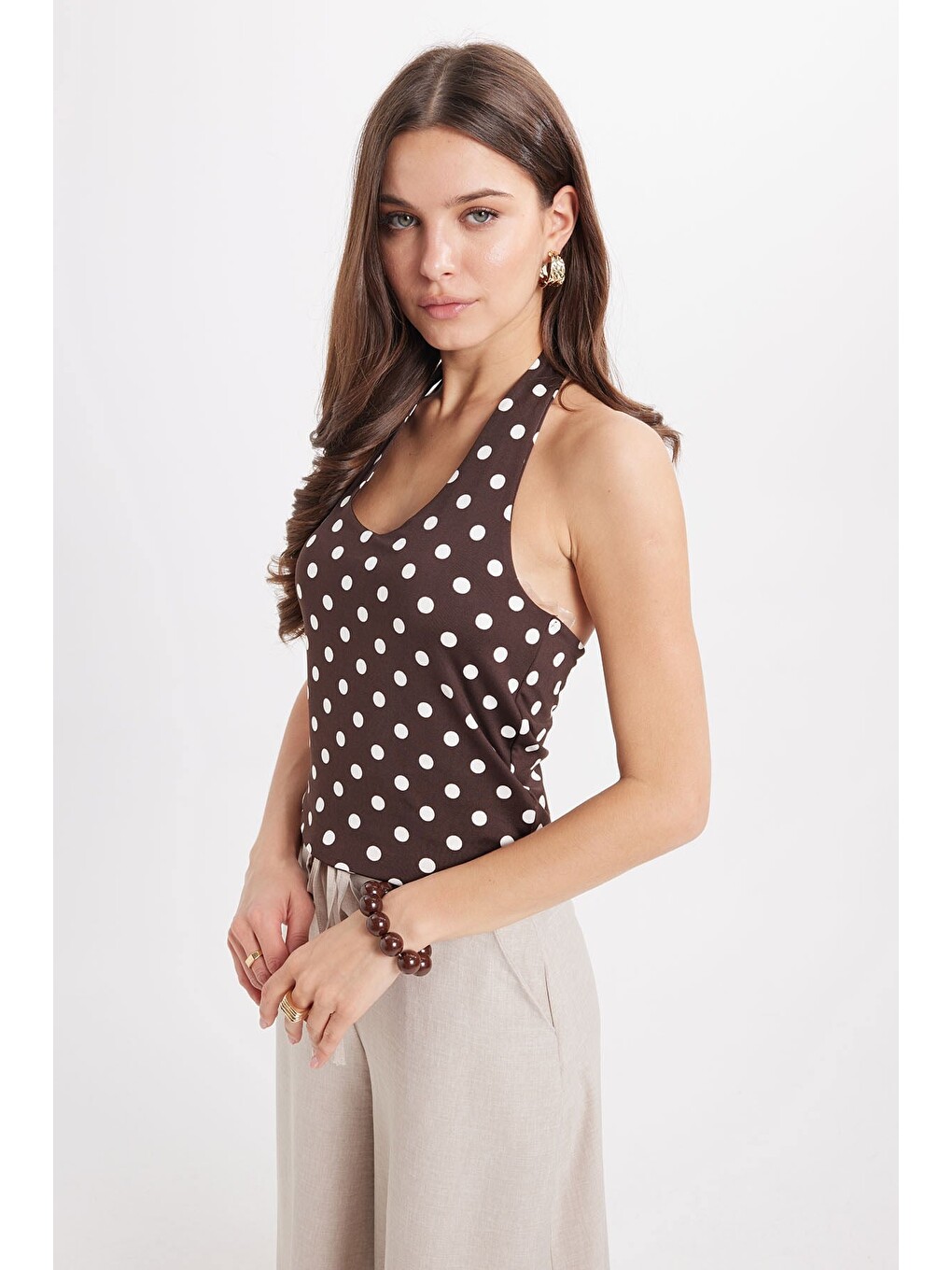 Kadın Standart Fit Normal Kesim Halter Yaka Kolsuz Puantiyeli Kahverengi Bluz-3