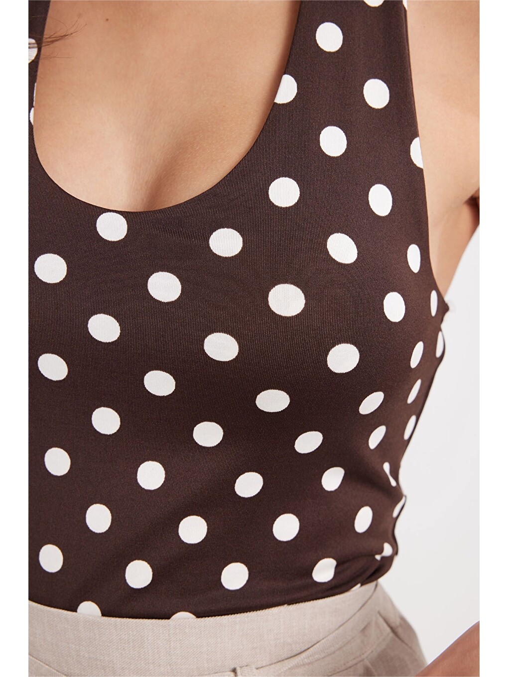 Kadın Standart Fit Normal Kesim Halter Yaka Kolsuz Puantiyeli Kahverengi Bluz-4