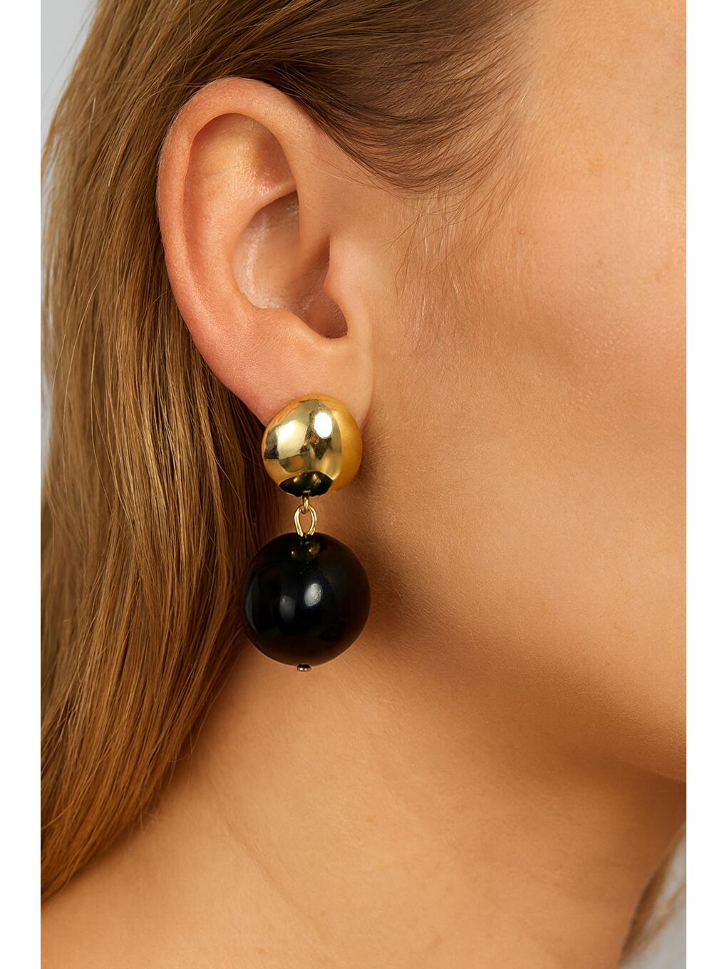 Siyah Carmen Top Boncuk Sallantılı Küpe-1