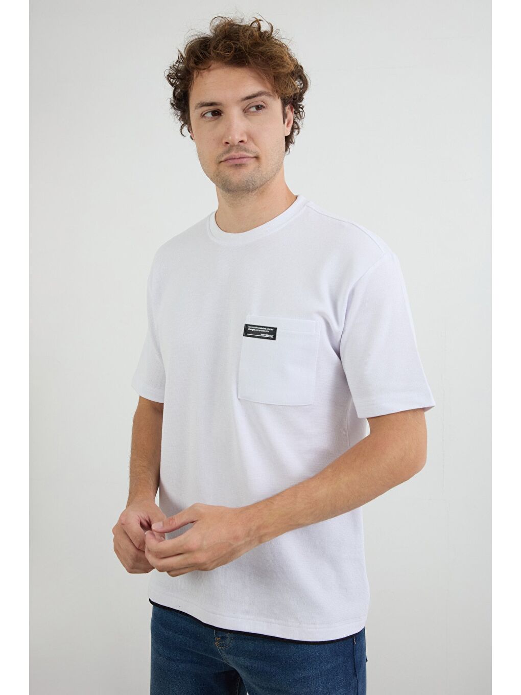 Beyaz Cepli Bisiklet Yaka Tişört