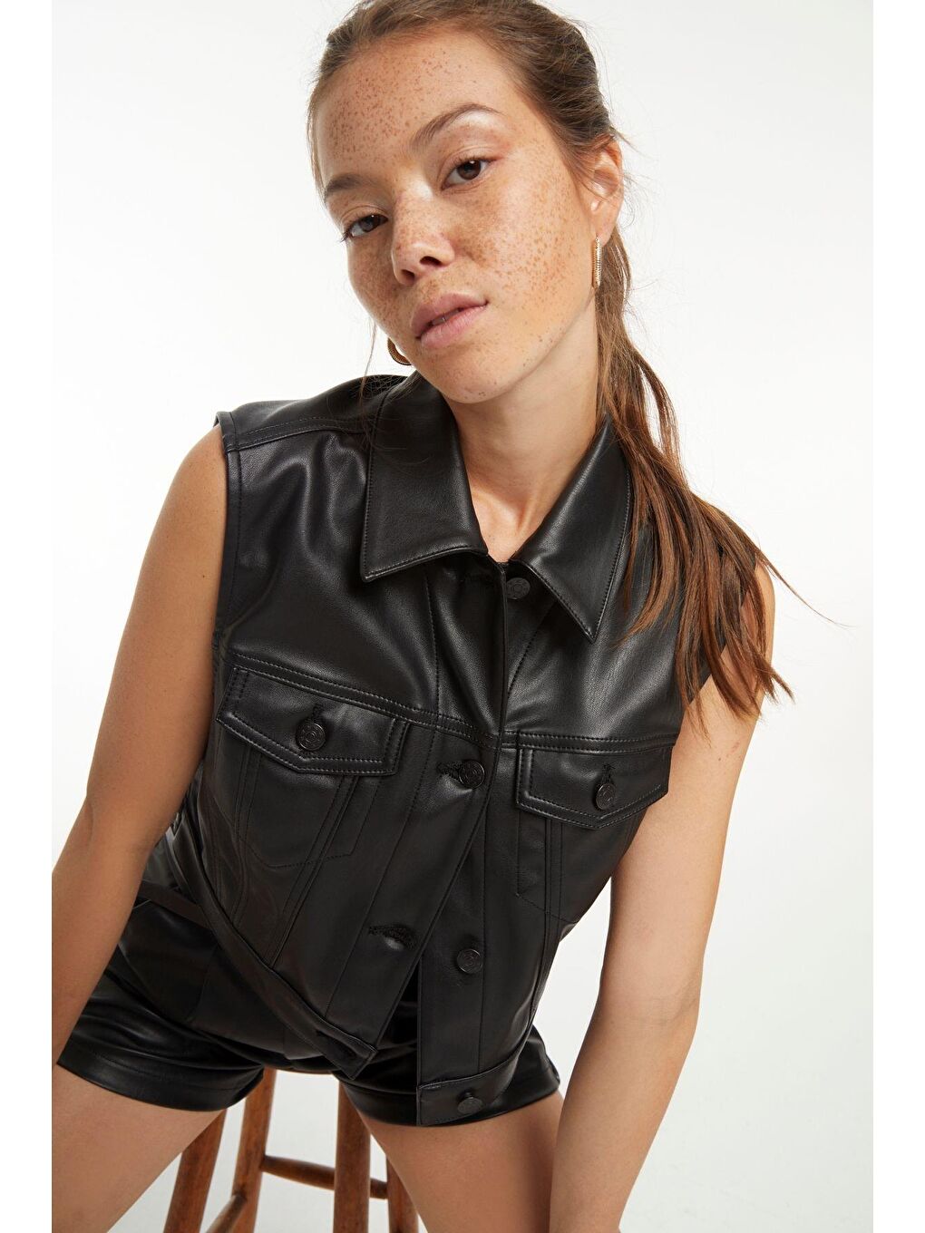 Kadın Siyah Deri Renk Önü Düğmeli Şardonlu Suni Deri Yelek-2