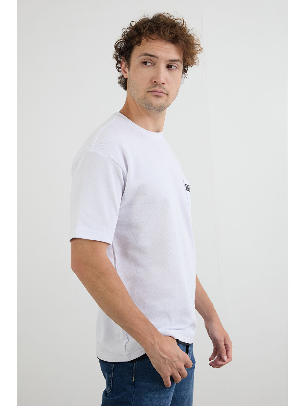 Beyaz Cepli Bisiklet Yaka Tişört-1