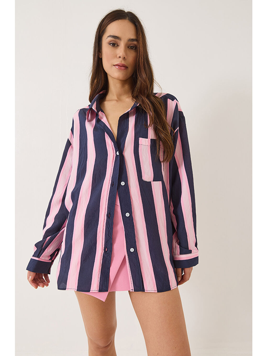 Lacivert Kadın V Yaka Çizgili Cep Detaylı Oversize Gömlek-1