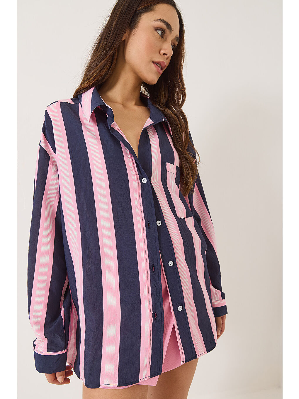 Lacivert Kadın V Yaka Çizgili Cep Detaylı Oversize Gömlek-2