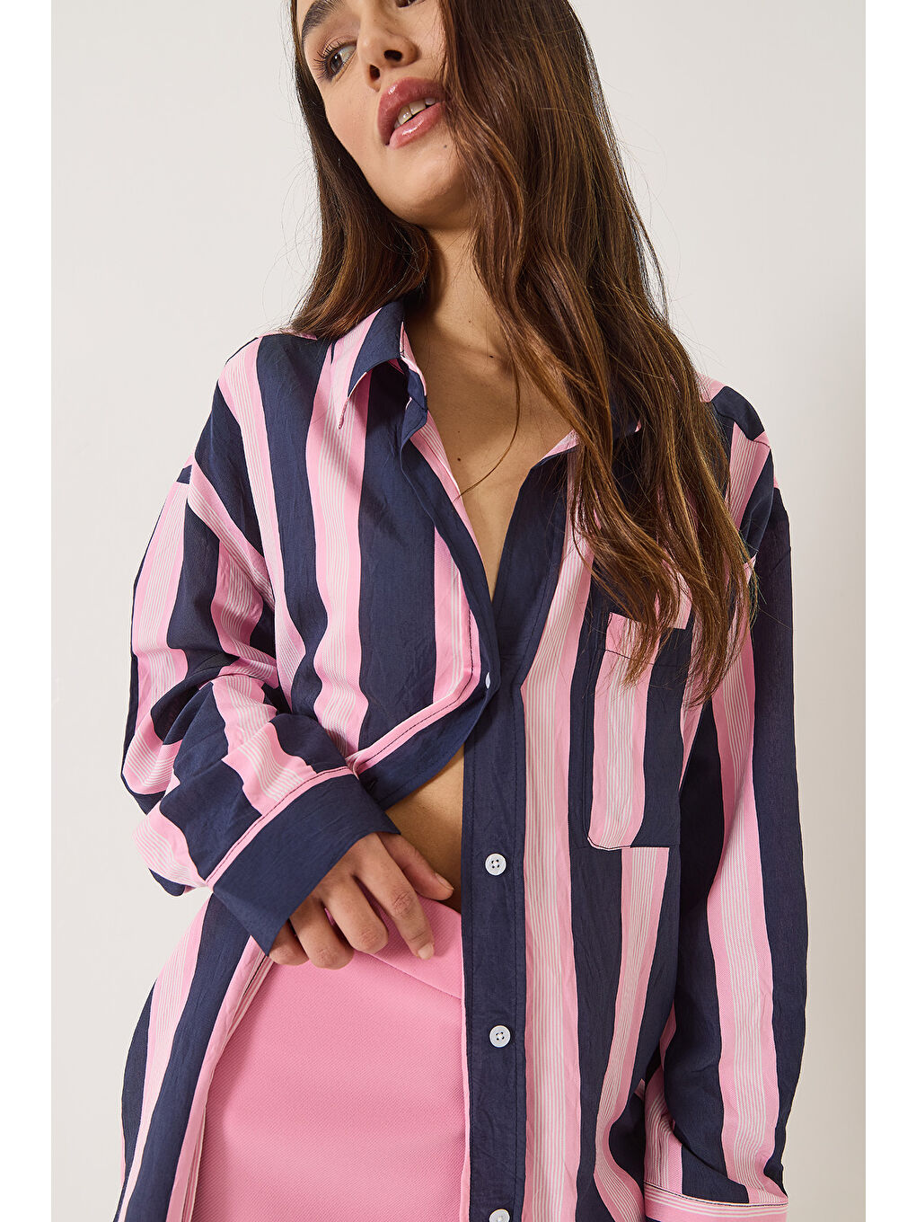 Lacivert Kadın V Yaka Çizgili Cep Detaylı Oversize Gömlek-4