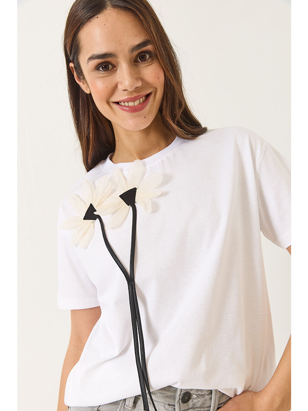 Beyaz Kadın Papatya Aksesuarlı Kısa Kollu Pamuklu T-Shirt-1