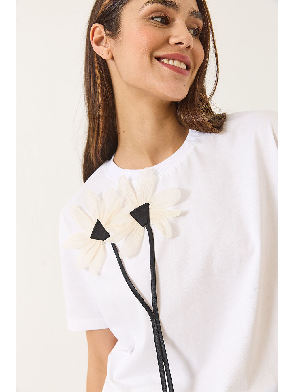 Beyaz Kadın Papatya Aksesuarlı Kısa Kollu Pamuklu T-Shirt-3