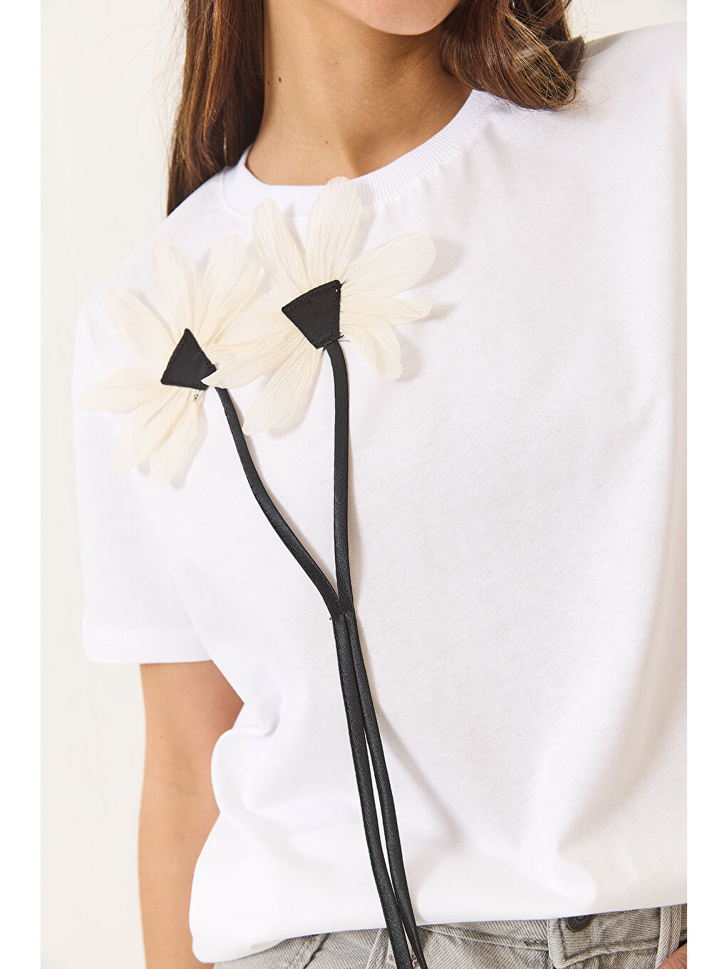 Beyaz Kadın Papatya Aksesuarlı Kısa Kollu Pamuklu T-Shirt-4