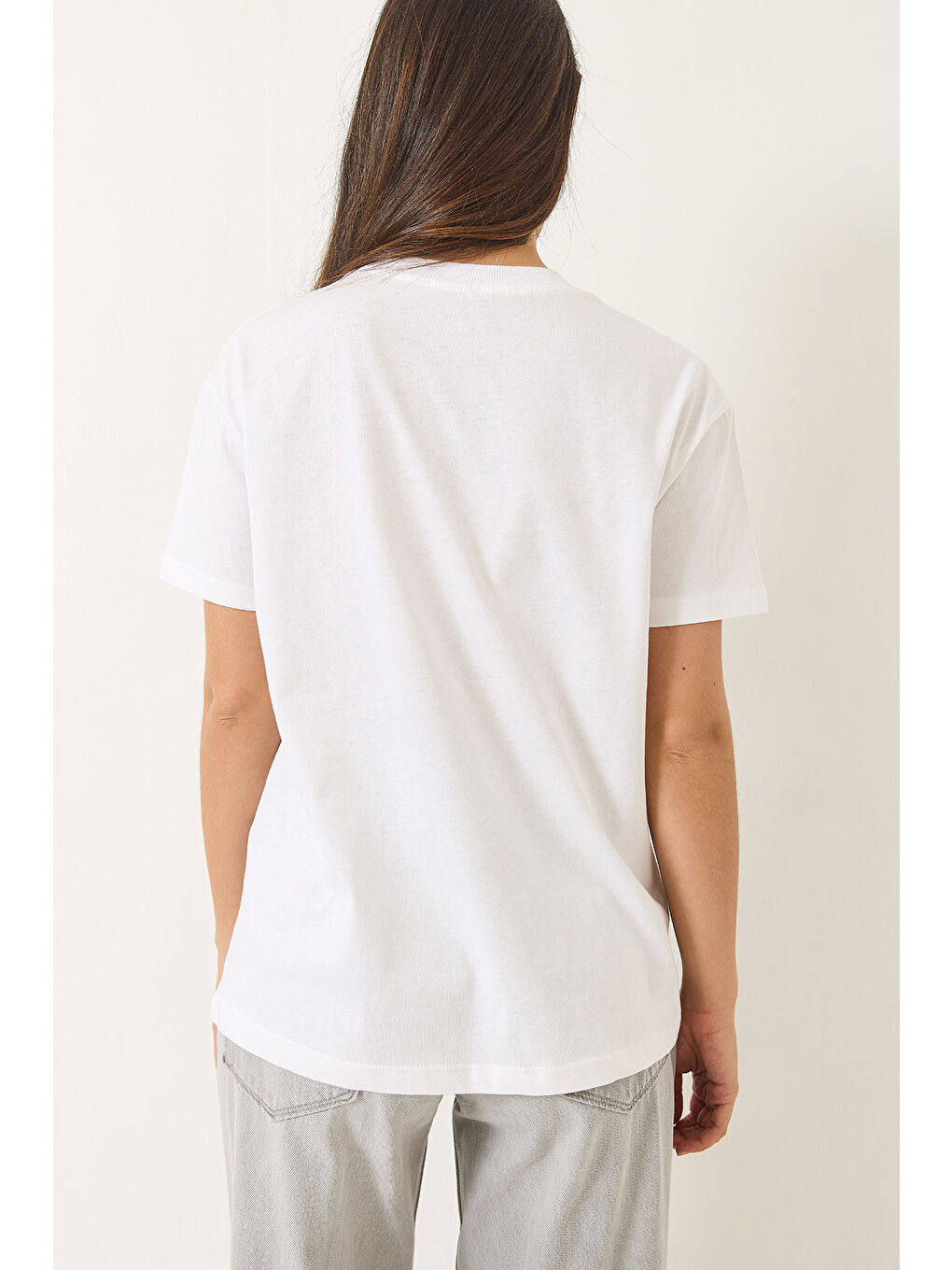 Beyaz Kadın Papatya Aksesuarlı Kısa Kollu Pamuklu T-Shirt-5